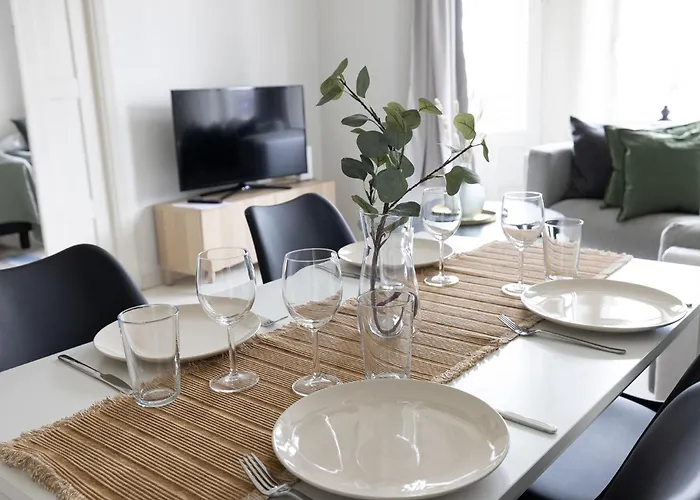 2Ndhomes Central 2Br Apartment With Sauna & Balcony